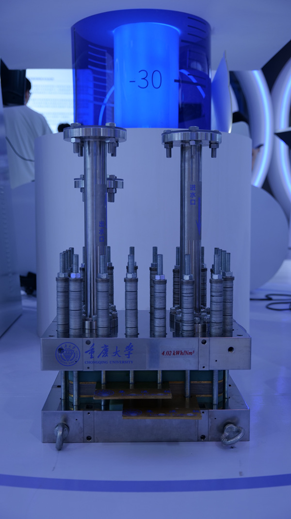 超低貴金屬載量質子交換膜制氫電解堆。重慶大學供圖