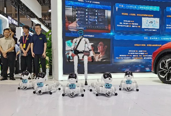 中國移動展出的四足機器狗與人形機器人。徐粘琴攝