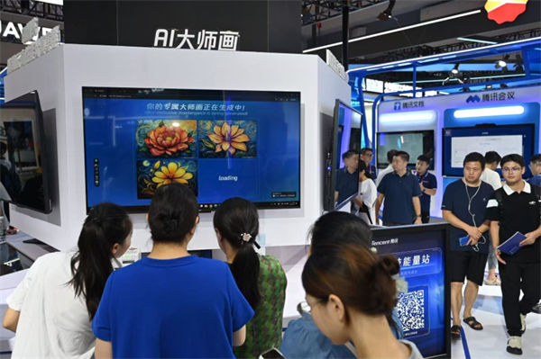 2025智博會騰訊展區，市民排隊體驗“AI大畫師”。鄒樂攝