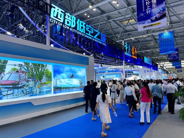 梁平展廳人氣旺。黃亞輝攝