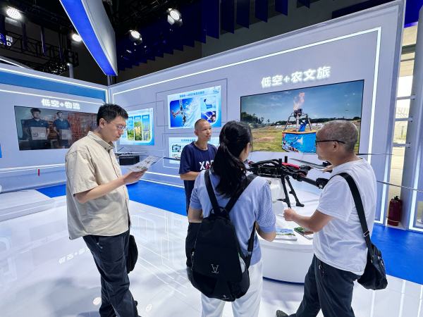 客商了解梁平區低空經濟應用場景。黃亞輝攝