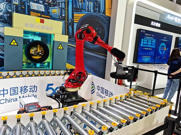 中移物聯現場以輪胎行業為例，展示AI+數智生產成果。徐粘琴攝