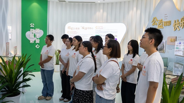 活動人員參觀重慶市福利彩票發行中心。重慶福彩供圖