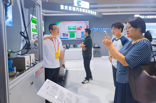 企業現場講解。潼南區融媒體中心供圖