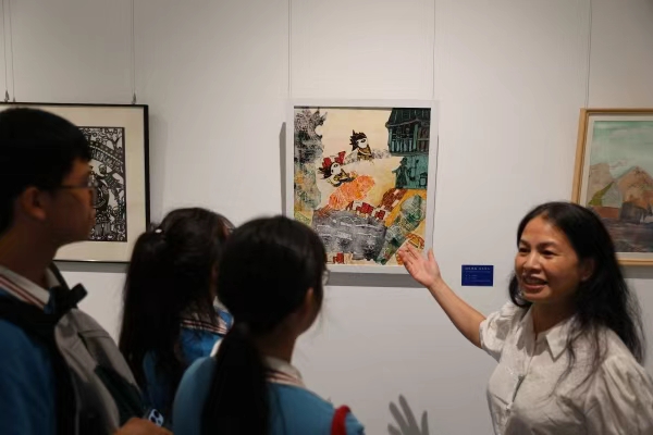 工作人員介紹展出作品。彭水縣委宣傳部供圖