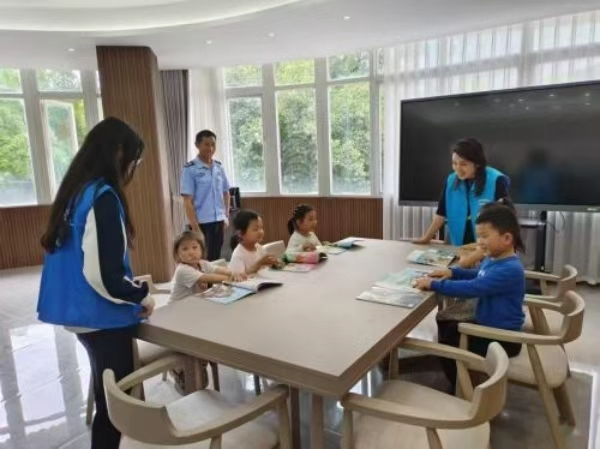 人和街道辦事處聯合團縣委依托網格綜合服務驛站聯合推出的“假期公益托管營”。 人和街道供圖