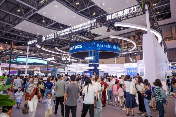 位于中央大廳Z0024號的科大訊飛展廳?？拼笥嶏w供圖