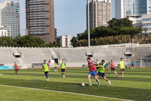 烈日當空，渝中隊全力備戰。任峰攝