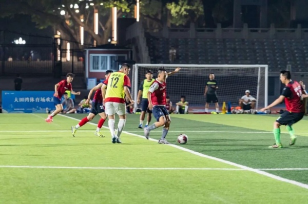 隊員在分組對抗。渝中區融媒體中心供圖