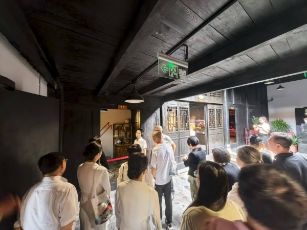 與會嘉賓參觀巫山李季達陳列館。任峰攝