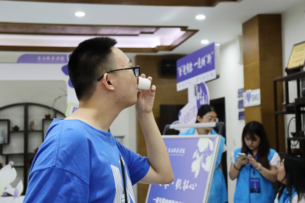 新生品嘗老鷹茶。西南大學供圖