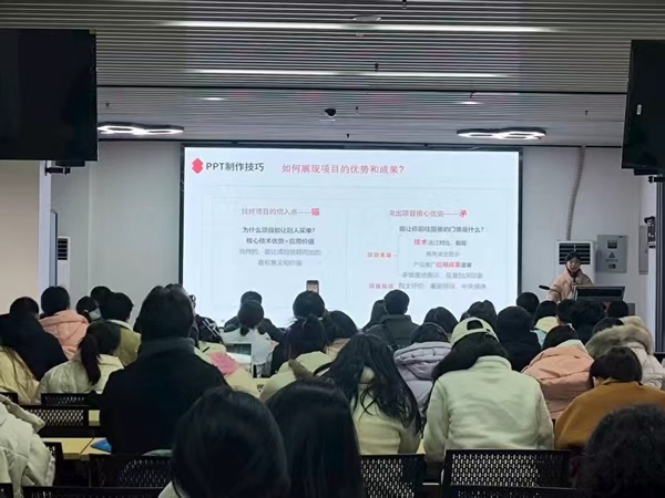 鄭霞在中國國際大學生創新大賽學院巡回宣講活動進行經驗分享。受訪者供圖