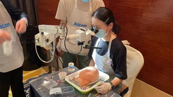 舒新潔在老師指導下進行實操模擬。受訪者供圖