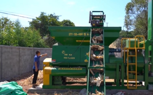 機械化助力秋收。江忱菊攝