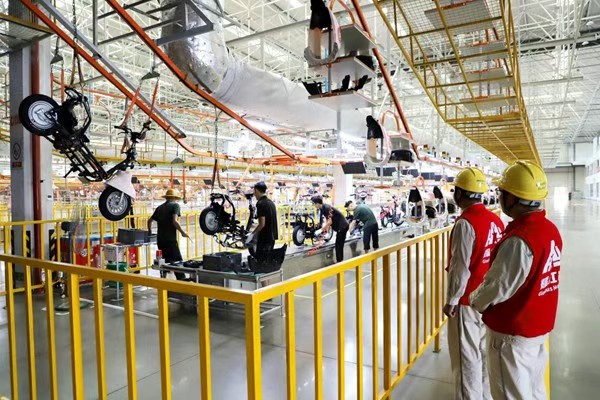 電力人員對用電設備進行安全巡視。國網永川供電公司供圖