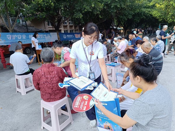 燃氣工作人員向當地居（村）民講解用氣注意事項。重慶燃氣集團供圖