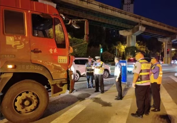 巴南區開展建筑垃圾運輸整治聯合夜查行動。巴南區城管局供圖