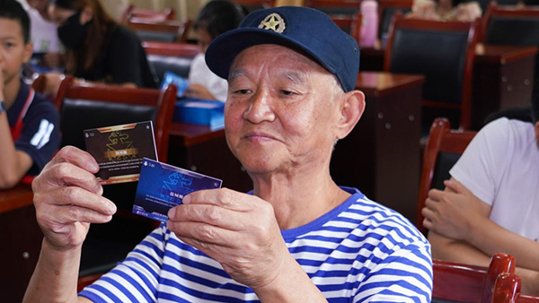 海軍老戰士萬成久?；顒又鬓k方供圖