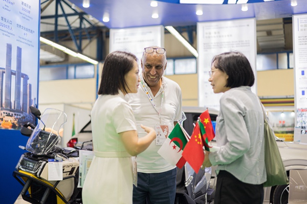 觀展交流。重慶市商務委供圖
