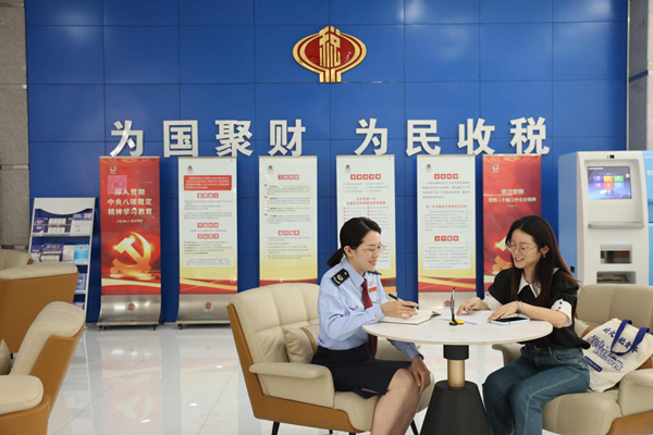 圖為保稅分局涉外專業服務團隊“面對面”為轄區企業辦稅人員講解對外支付備案和非居民企業所得稅扣繳申報流程。重慶市稅務局保稅區稅務分局供圖