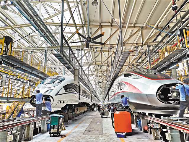 9月10日，重慶西動車所，繁忙的動車組秋季整修作業現場。通訊員 李各 攝/視覺重慶