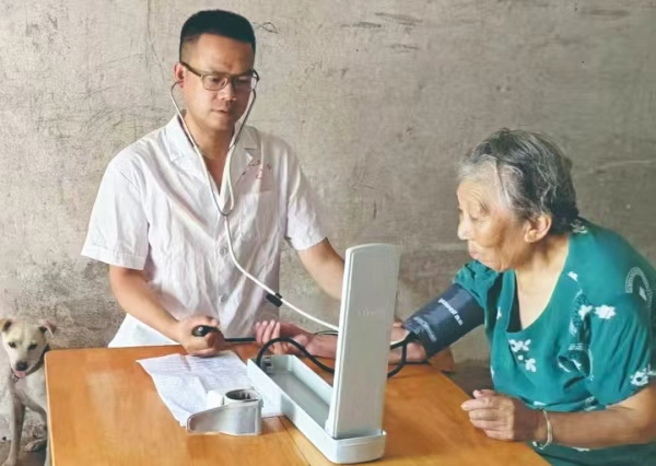 張繼勇為村民測量血壓。李達元攝