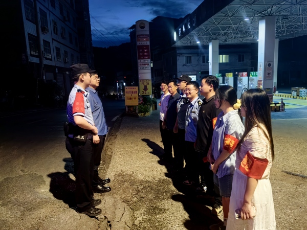 紅獅鎮網格夜巡小隊開展重點區域巡查。紅獅鎮供圖  網格賦能 智治體系“聚勢增效”