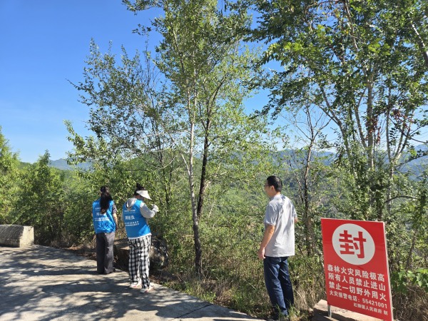 紅獅鎮網格員開展森林防護檢查和勸導。紅獅鎮供圖