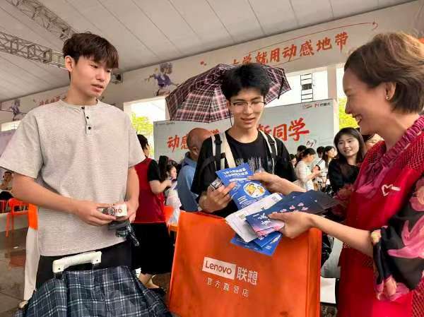 志愿者向新生發放反詐宣傳資料。主辦方供圖