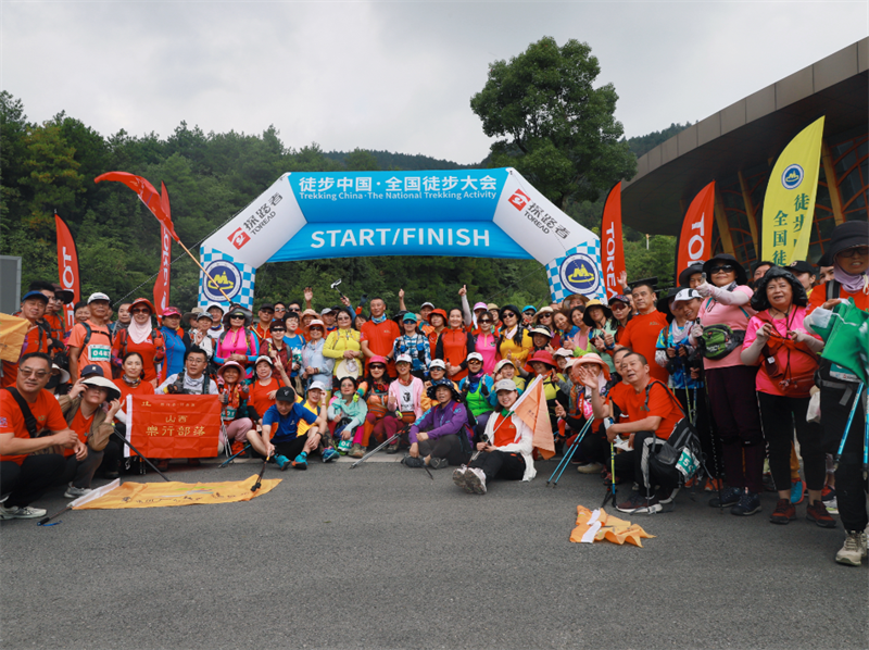 往屆徒步大賽現場，戶外運動愛好者合影留念。陳娜霖 攝