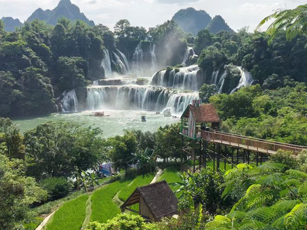 德天瀑布。g