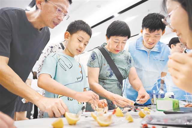 9月13日，2025年重慶市全國科普月主場活動現場，家長帶著孩子體驗水果電池。記者 謝智強 攝/視覺重慶