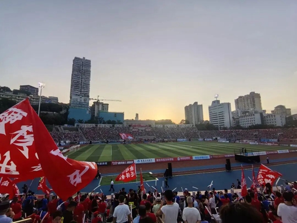 看臺人聲鼎沸。 吳汪洋 攝