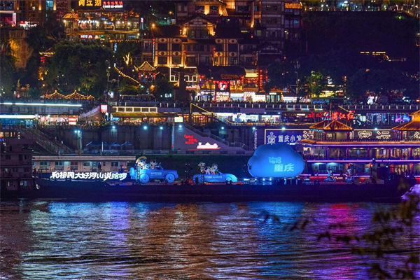 順流而下的“哈啰號”巡游船。哈啰供圖