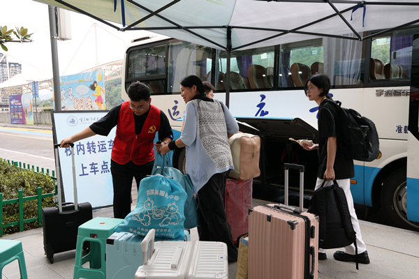 志愿者幫助新生搬運行李。重慶城市科技學院供圖