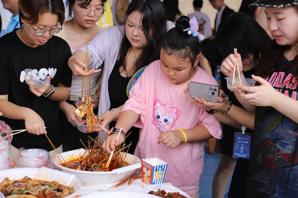 長桌宴。重慶城市科技學院供圖