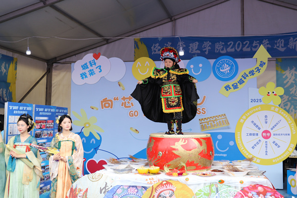 非遺變臉表演。重慶城市科技學院供圖