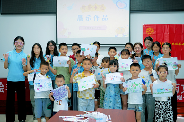 學生志愿者開展非遺手工繪畫課。重慶財經學院供圖