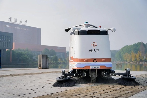 新大正“大白”正在校園開展清掃工作。新大正供圖