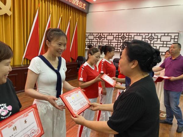 先鋒村聘任儀式現場?；ㄏ值拦﹫D