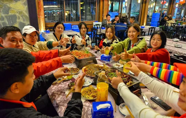 食客點贊萬州烤魚（資料圖）。萬州區委宣傳部供圖