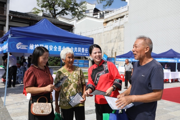 工作人員正在向群眾進行網絡安全宣傳。胡程攝