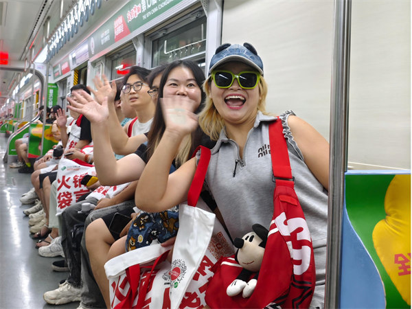 火鍋專列上的乘客熱情互動。主辦方供圖