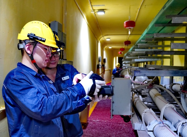 運檢人員借助智能巡檢設備開展電纜通道特巡工作。國網重慶超高壓公司供圖