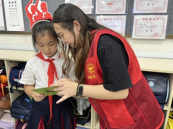 志愿者正在向孩子講解垃圾分類知識。謝家灣街道供圖