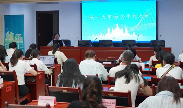 渝中區稅務人員講解納稅繳費信用評價相關政策。沈丹攝