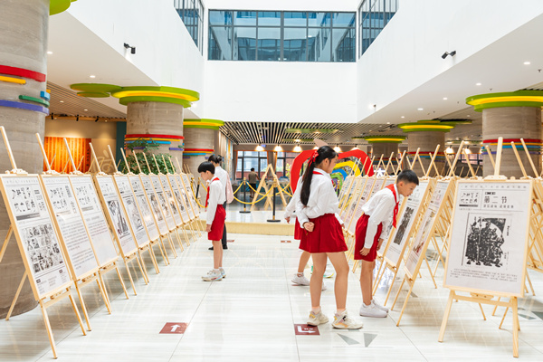 學生們參觀展覽。羅云希攝