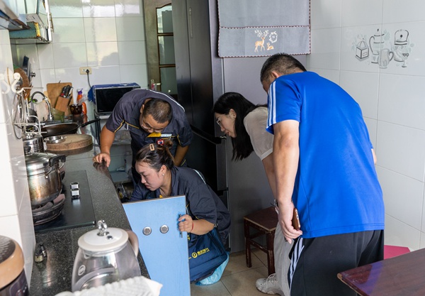 燃氣工作人員入戶檢查用氣安全。重慶燃氣集團供圖