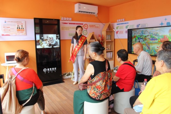 招商銀行重慶分行金融網格員為社區居民播放金融科普視頻。招商銀行重慶分行供圖