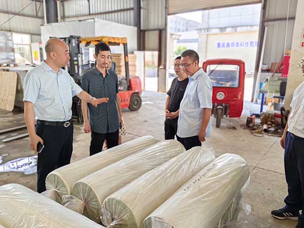 工行黔江分行為企業提供服務。重慶市委金融辦供圖